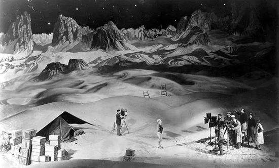 1929年,导演弗里茨·朗正在拍摄《月中女》(Woman in the Moon)。