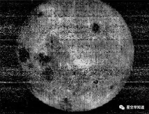 1959年,人类首次远远一窥月球背面的模样。图像由苏联“月球3号”拍摄