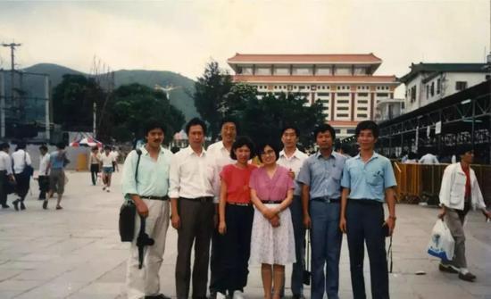 1988年,郭台铭(左二)携团队来到大陆,借口探亲考察深圳,并开设第一家厂房。1992年,他与当地乡镇企业合作增开黄田厂区。1993年,他再来大陆,圈定了后来成为工业小城的龙华园区