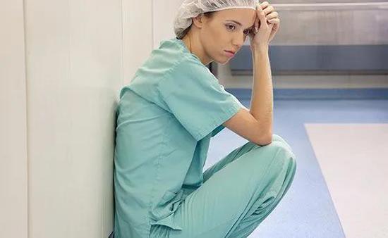 医护人员、消防员、为弱势群体服务的社工等等,都是替代性创伤的高发人群 | nursingtimes.net