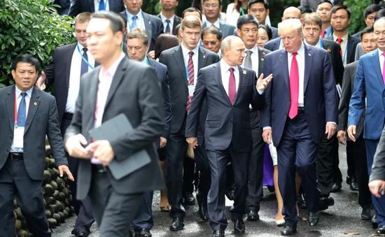 特朗普和普京“亲密会晤” | Kremlin.ru