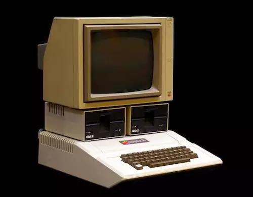 △ 1977年6月发布的Apple II,4K内存版售价1298美元。来源:hackeducation