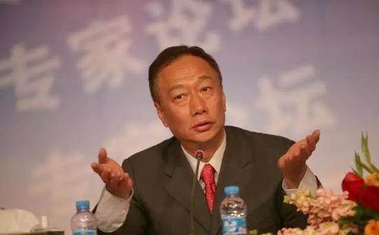 郭台铭在记者会上将乔布斯称作良师,并且着重感谢了在富士康跳楼事件发生时,乔布斯伸出援手,派遣自杀干预专家到富士康园区