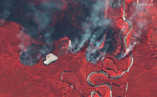 2020年6月23日,俄罗斯别列佐夫卡河附近的野火引起浓烟。红外线卫星云图/ 图片来源:©2020 Maxar Technologies via REUTERS