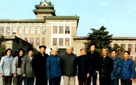 1986年第一届全国松材线虫会议,在场的11位几乎就是当时中国所有的植物线虫学家了。(右三就是在紫金山首次发现松材线虫的程瑚瑞教授) 图片来源:南京农业大学植物病原线虫实验室