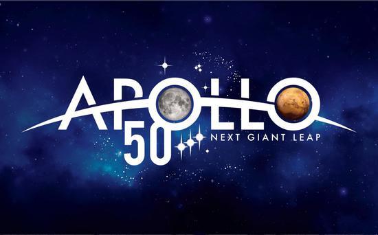 庆祝阿波罗11号登月50周年标识(logo)。突出的两个字母O分别嵌套了月球和火星,寓意美国航空航天局先后探索的两个星球,从“阿波罗”登月,到“重返月球”,再到未来登陆火星。下一个巨大飞越指下个时代探索重点:火星。三星代表猎户座腰带上的三颗恒星。此标识由美国航空航天局图形艺术家马修·斯金斯亲手设计