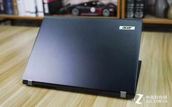 顶盖上的Acer logo铭牌镶嵌在机身面板中