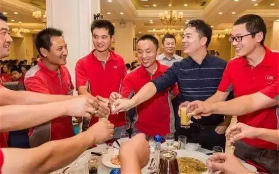 资料图:东哥和快递员们一起喝酒