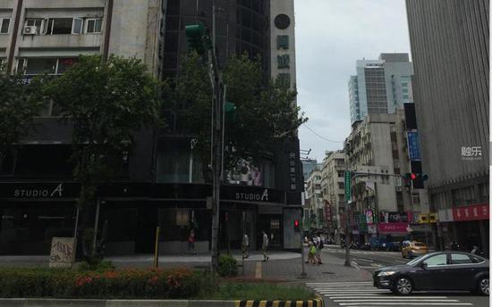 记得当年战略高手开在这阿波罗大厦二楼,邻近捷运忠孝敦化站和美食群聚的216巷,现在改成牙医了(摄于2018年6月18日,回家出差,顺便来拍)