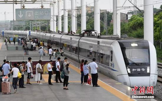 资料图:乘客排队等候上高速列车。