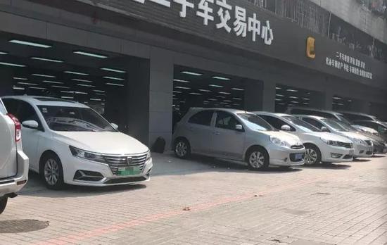 “刚到店三台新能源车,过户可上绿牌,不限行不限购啊,价格美丽。”