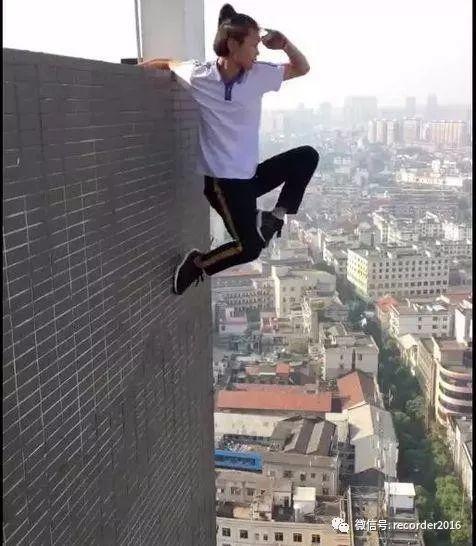 吴永宁微博里留下的最后一个视频。他单臂挂着,一只手搭凉棚远眺前方。