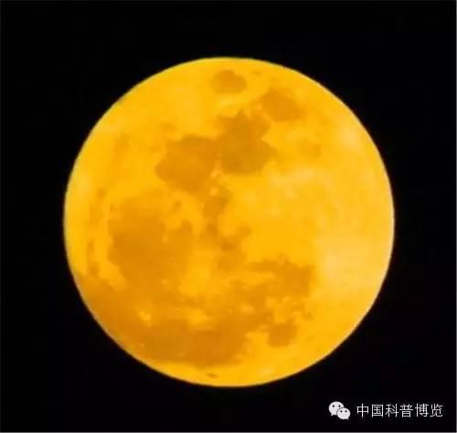 月上中天时,月亮呈黄色