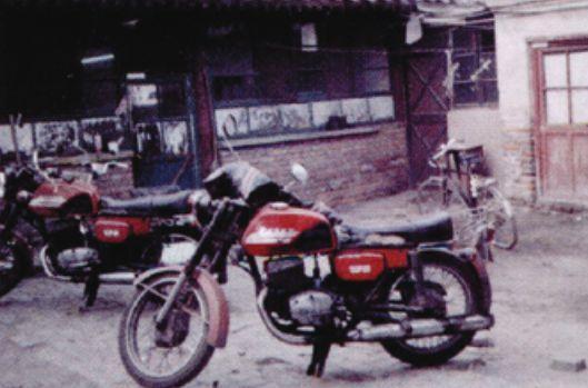 西教场35号院,摄于1993年。图中的摩托车是祝维沙当年送货的“坐骑”