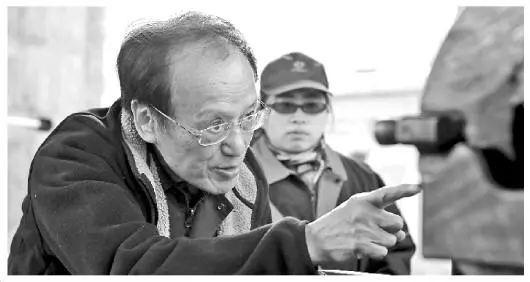 图为王泽山院士在辽阳试验场。 朱志飞 摄来源:法制日报