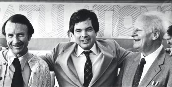 威尔森(中)与汉斯·贝特(右,Hans Bethe,1967年诺贝尔物理学奖获得者)、博伊斯・麦克丹尼尔(左,Boyce McDaniel,康奈尔大学实验物理学家)一起庆祝威尔森斩获1982年诺贝尔物理学奖,图片来源: Cornell-LEPP Laboratory。