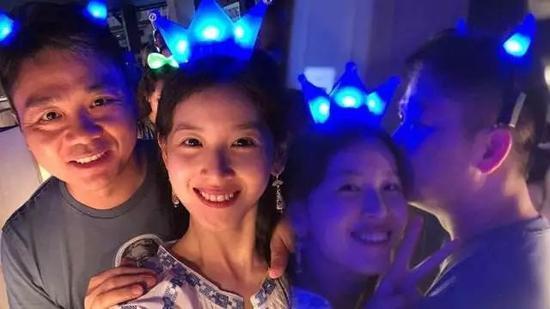 图:章泽天与刘强东的“新年第一吻”
