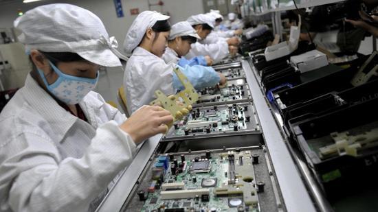 (富士康生产车间,图源:CNN)