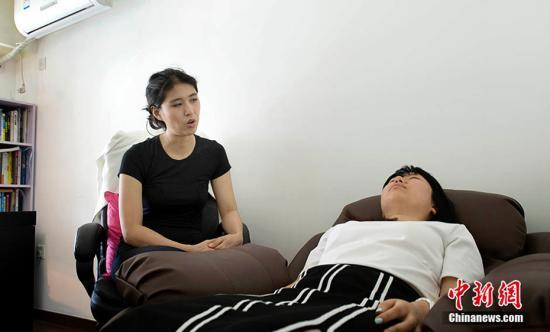 资料图:催眠师在催眠。中新网记者 李泊静 摄