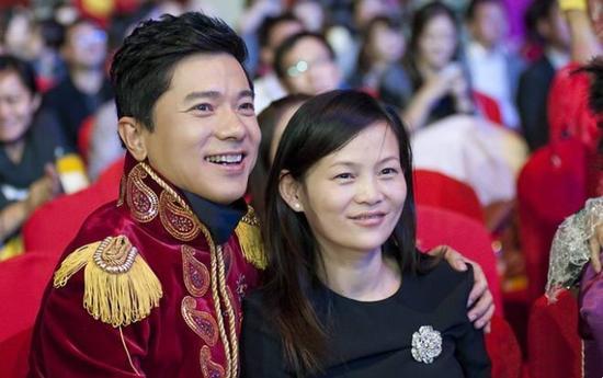 图:李彦宏与妻子马东敏在百度年会上