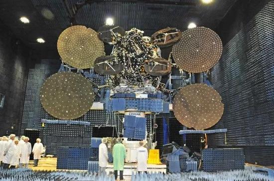 这一颗ViaSat-2高通量通信卫星能力可以打败10年前的100颗通信卫星之和(图片来源:spacenews)