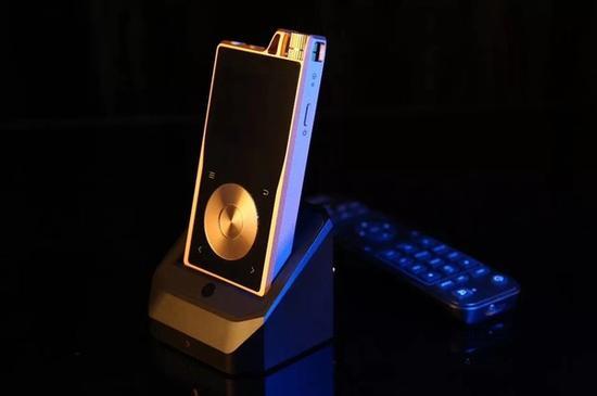 旷世QP2R就可以从便携播放器通过底座变成台式系统