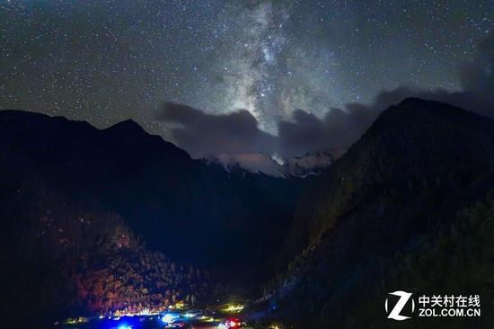 村庄、雪山与星空