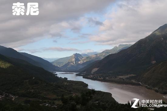 在拍摄大山大河时,如果长焦不够,空间感不够强烈