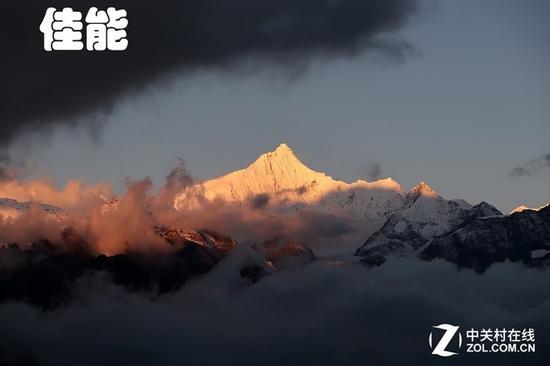 佳能100mm长焦可以捕捉到远处的山峰