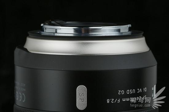 腾龙SP 24-70mm F/2.8 Di VC USD G2镜头卡口尾部的辉耀金装饰圈