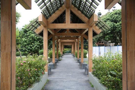焦距:33mm 光圈:f/2.8 ISO感光度:100