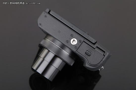 ▲佳能PowerShot G1 X Mark III 机身底部