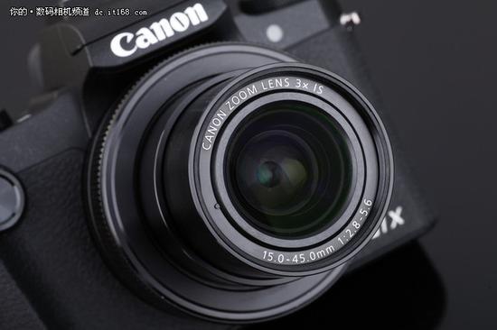 ▲镜头规格等效约为24-72mm,光圈F2.8-F5.6,长焦端光圈稍小,好在有防抖。