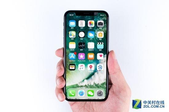 iPhone X的四边均实现了等宽的超窄边框