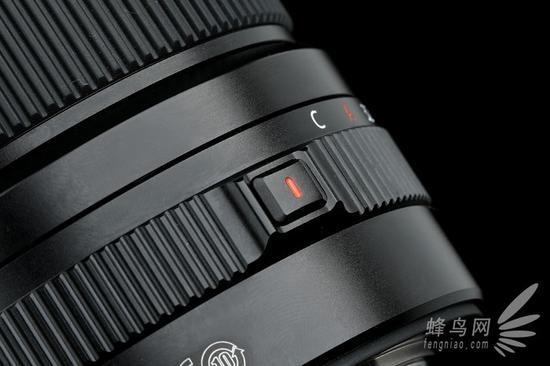 富士GF 45mm F2.8 R WR的光圈环锁定释放按钮