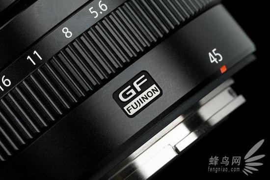 富士GF 45mm F2.8 R WR的“GF”镜头标识
