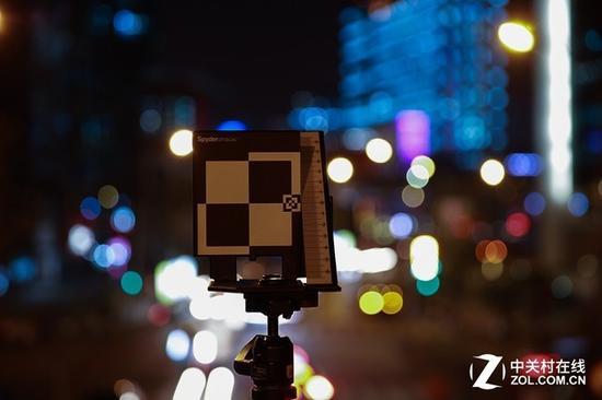 我们使用对焦测试版在夜晚测试精准对焦,测试焦距70mm,光圈f/2.8,距离1米