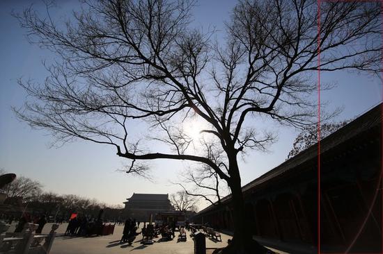 图中红色框选区域为炫光对比选区