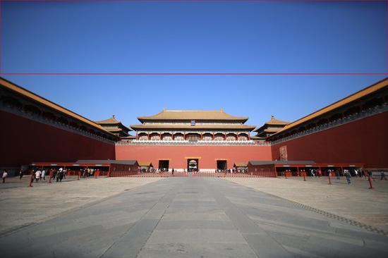 图中红色框选区域为暗角对比选区