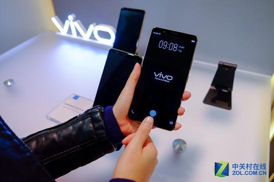 CES上vivo展示的屏幕指纹识别手机vivo X20Plus