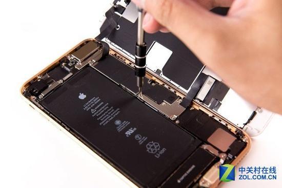iPhone8 Plus的电池为长条状,与可拆卸电池差别很大
