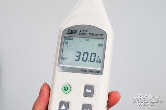 测试前,我们先测试一下身处的环境噪音,得到数据为30dB。