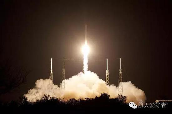 2012年10月8日,由梅林1C型和1C真空型发动机驱动的猎鹰9 1.0版火箭成功发射,正式执行第一次CRS货运任务,任务代号CRS-1