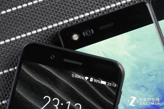 YOTA3墨知版对比中兴Axon M