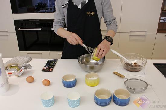 熔岩蛋糕混合液制作中
