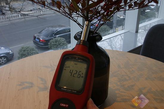 环境的初始噪音值为42.6dB