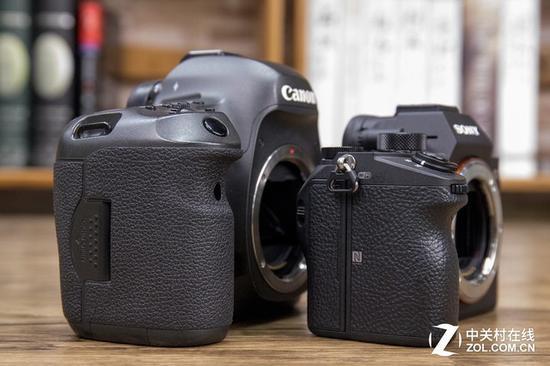 佳能EOS 5DS R(左)提供了更大的手柄,握持手感更扎实