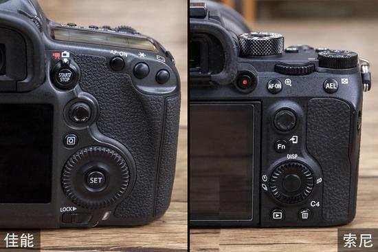 按键、拨轮方面,佳能EOS 5DS R与索尼A7RIII都提供了足够专业的设计