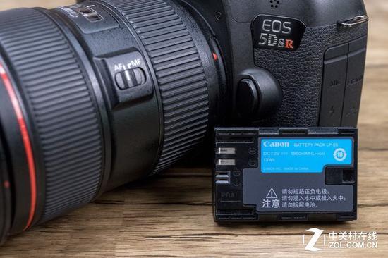 佳能EOS 5DS R在满电下能够提供约700张的续航能力