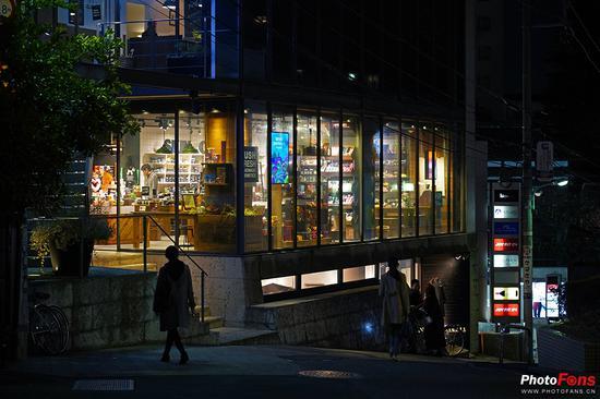 镜头: SEL24105G 焦距:77mm ISO:1600 光圈:F4 快门:1/50s